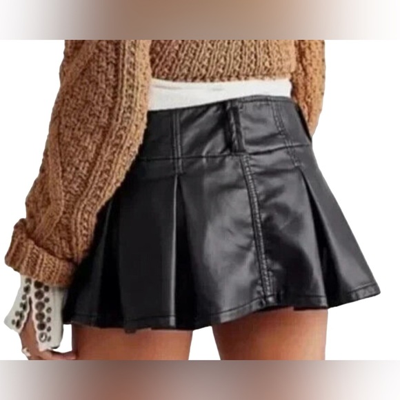 FREE PEOPLE BLACK VEGAN FAUX LEATHER PLEATED MICRO MINI SKORT SKIRT SZ 10 - Picture 2 of 10